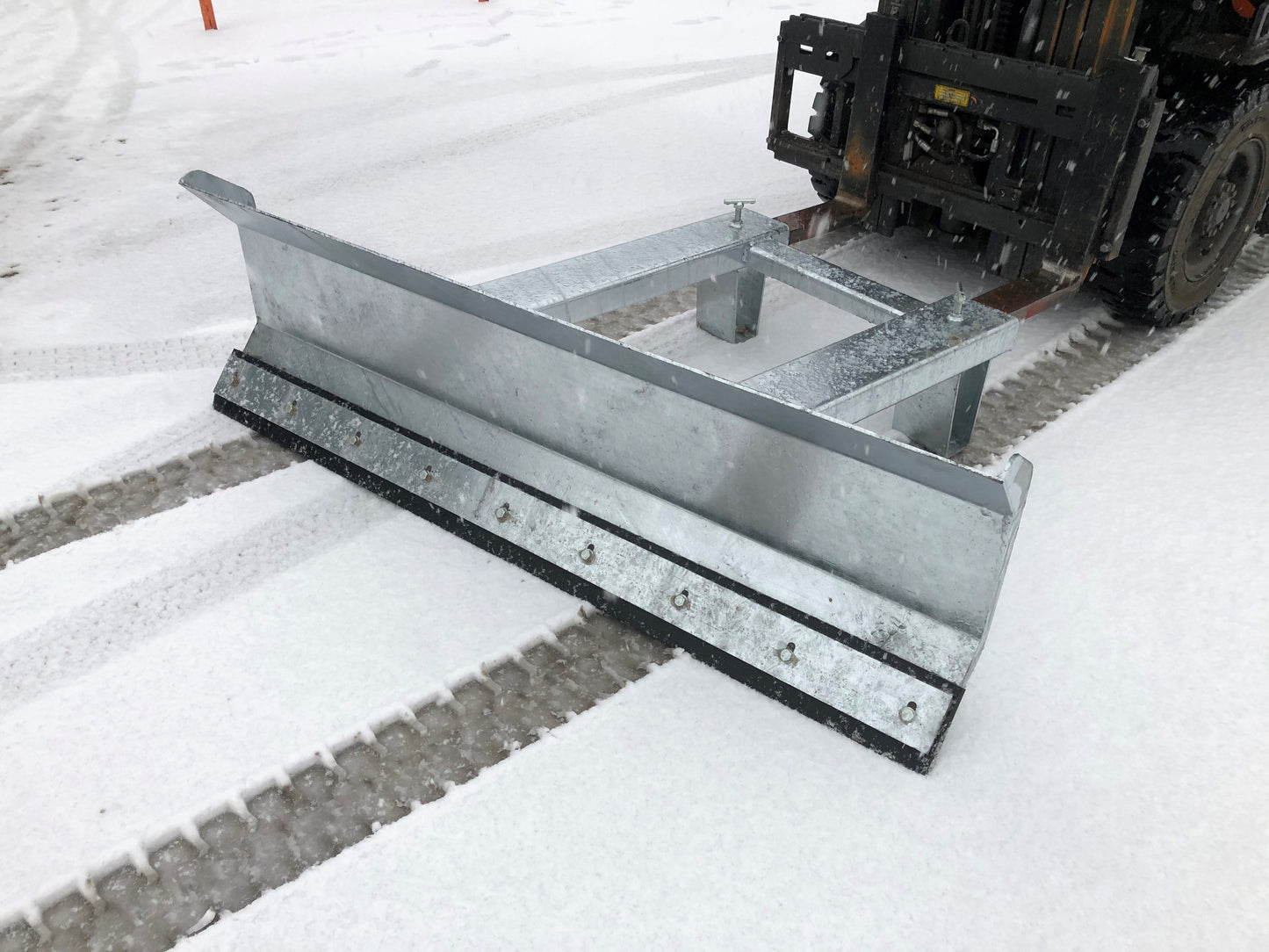 ISP Fixed Blade in the Snow